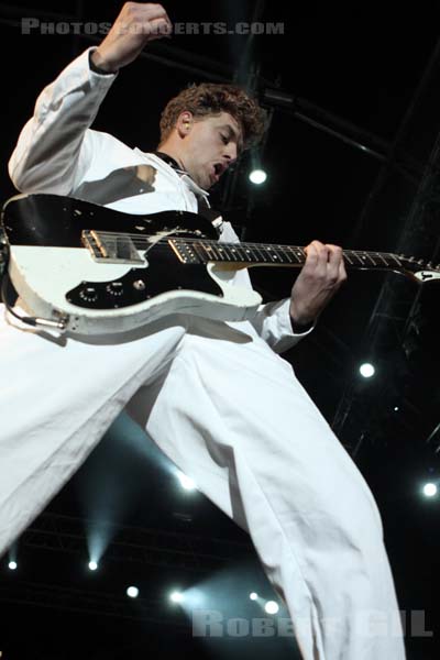 THE HIVES - 2009-08-01 - PAREDES DE COURA (Portugal) - Praia do Tabuao - Niklas Almqvist